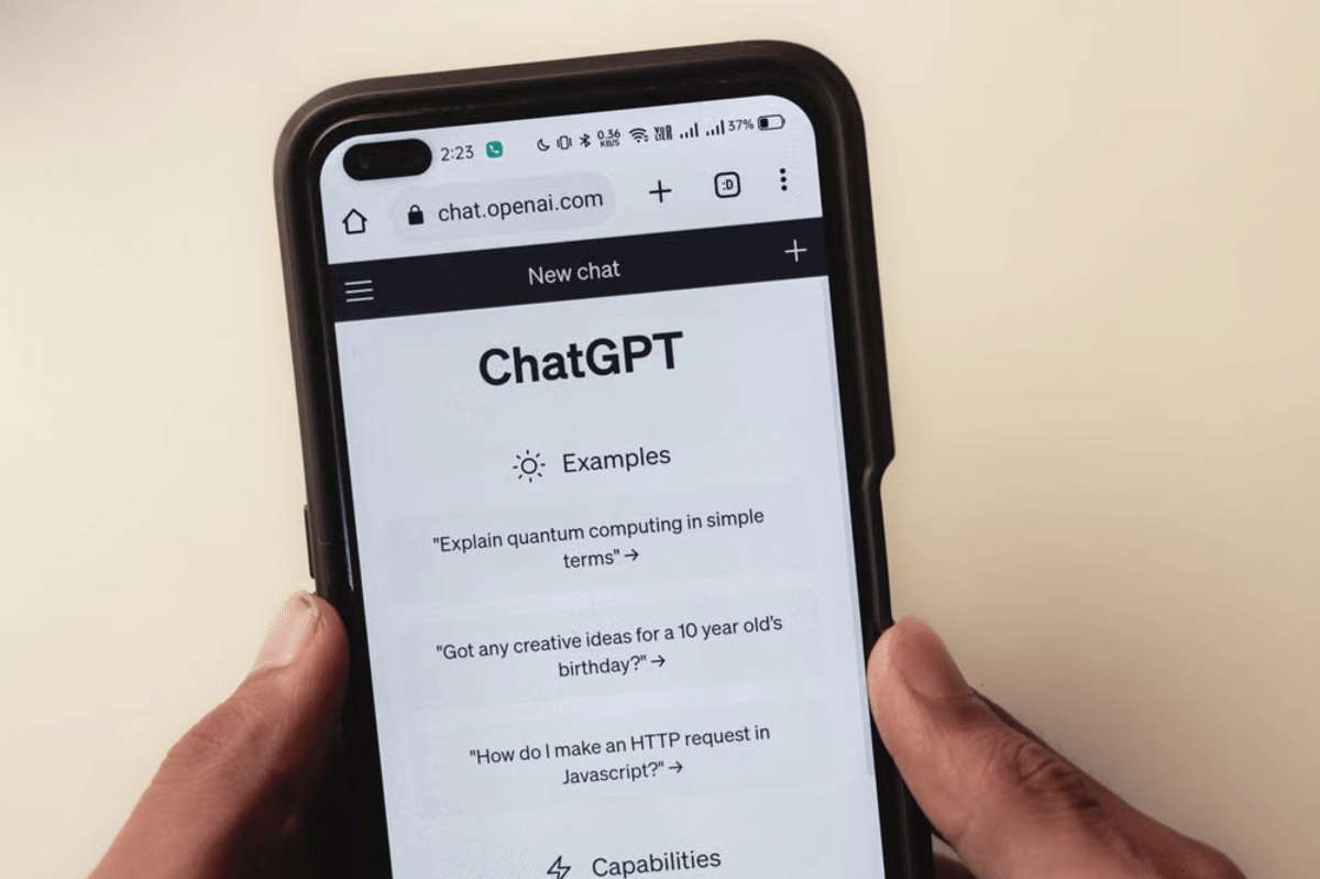 Ajarkan anak untuk selalu berpikir kritis informasi yang didapatkan dari AI