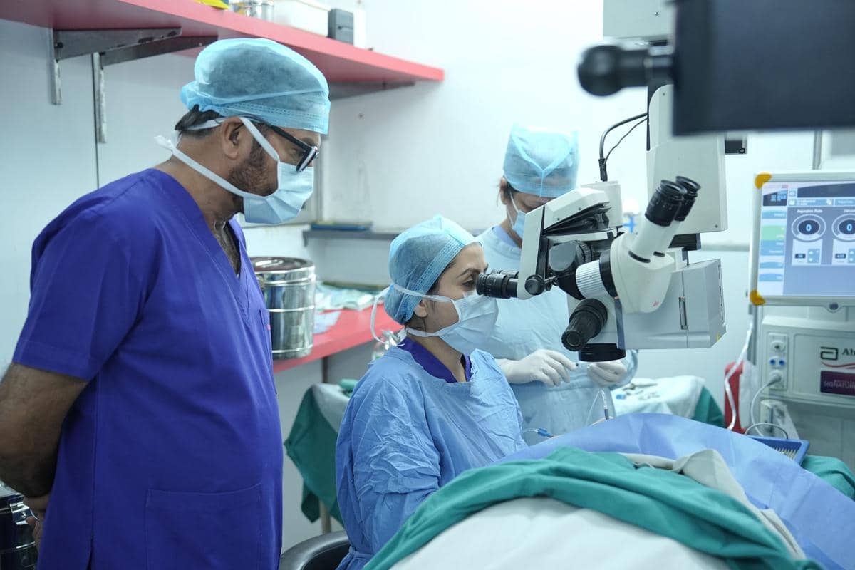 Dokter sedang melakukan operasi