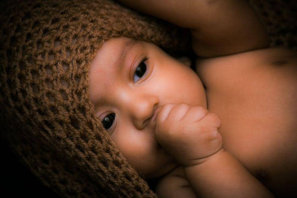 Tips Membantu Bayi Mengurangi Kebiasaan Mengemut Tangan