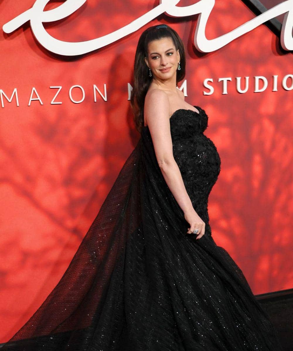 Anne Hathaway, black mermaid gown di New York