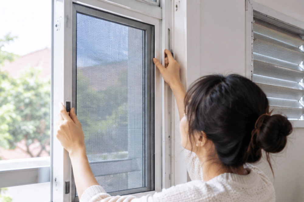 Pasang kasa nyamuk di ventilasi dan jendela