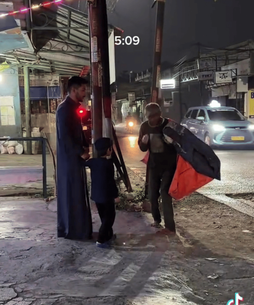 Ucel ikut membagikan sedekah kepada orang yang membutuhkan