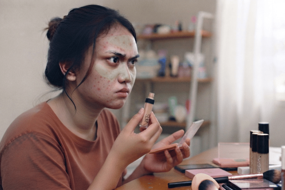 Gunakan concealer secukupnya pada bekas jerawat