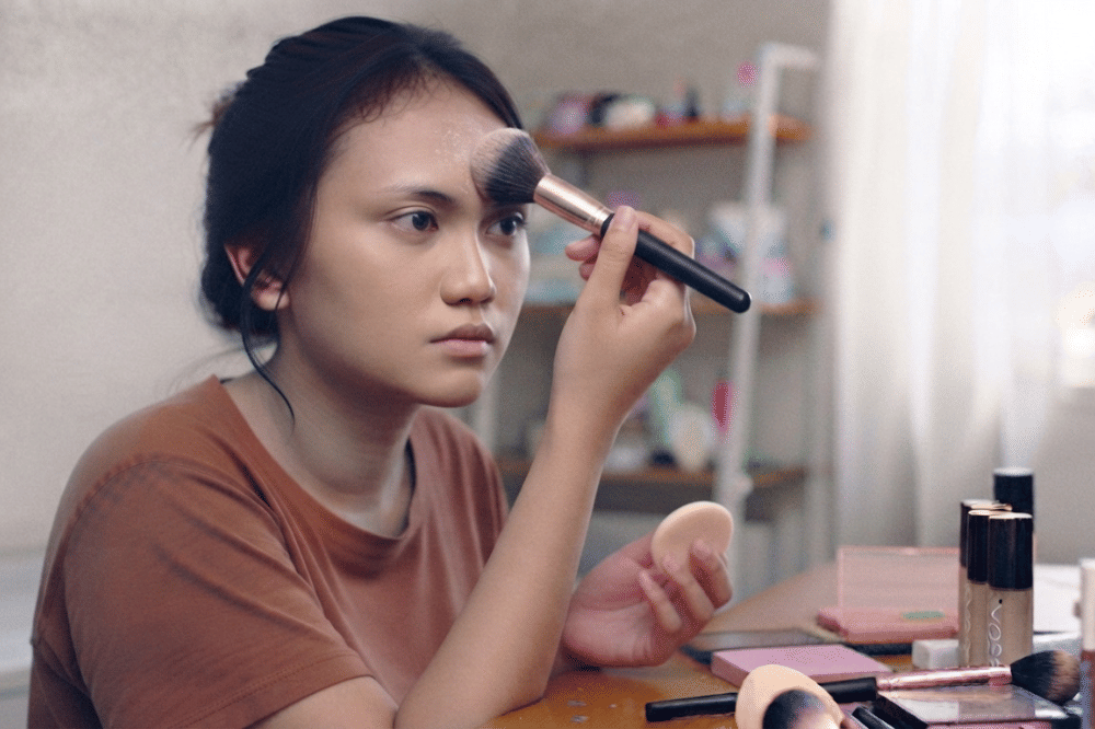 Set makeup dengan bedak tabur agar lebih tahan lama