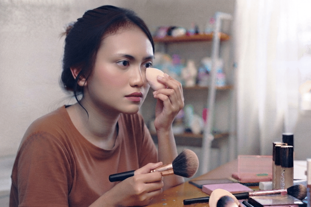 Hindari menggosok area bekas jerawat saat makeup
