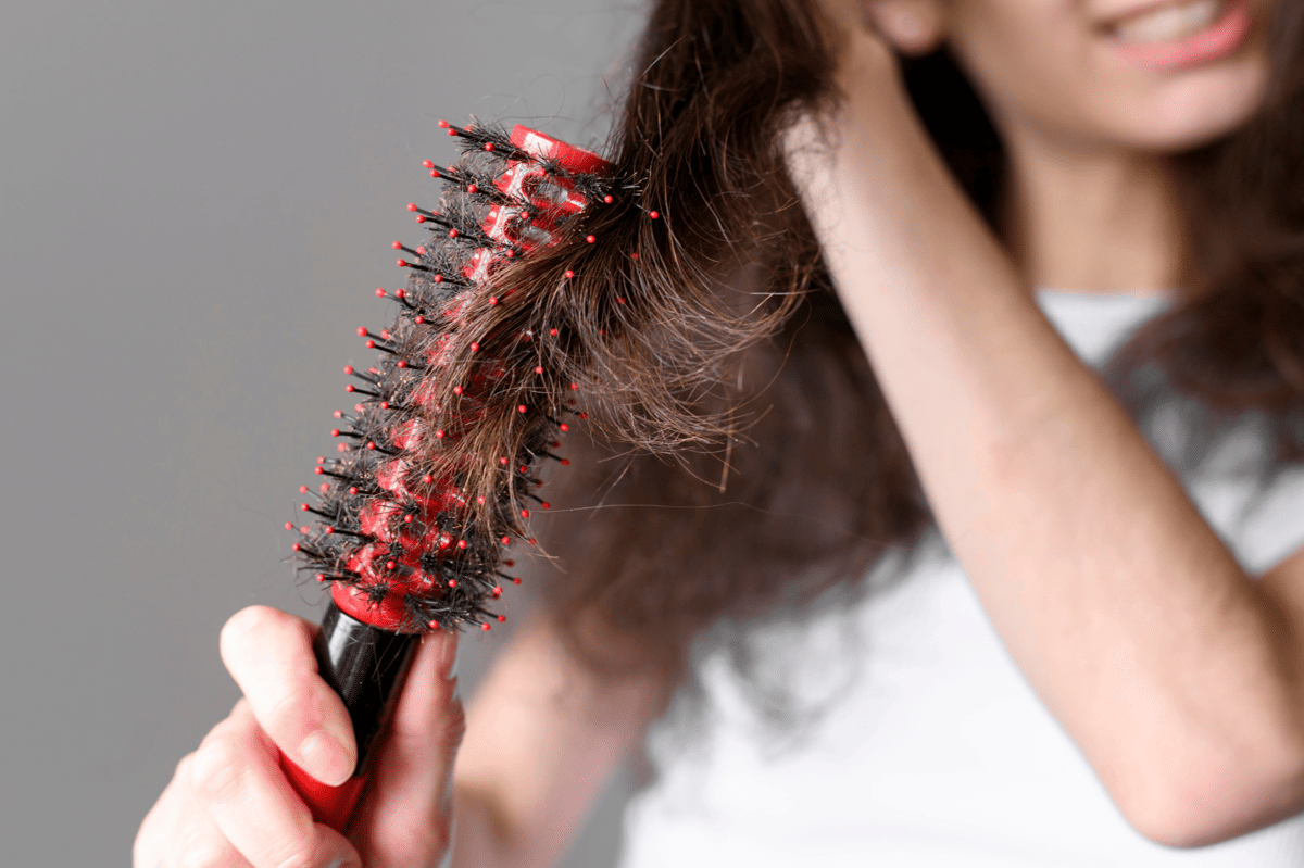 Cara Mengatasi Rambut Kusut pada Ibu Menyusui, Sisir Perlahan!