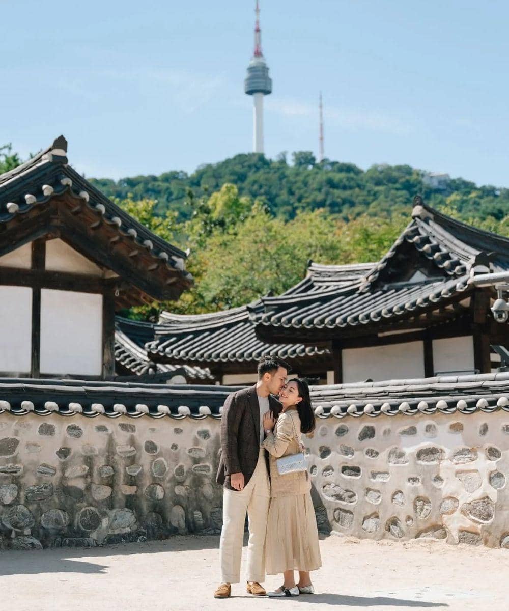 Pose mesra di Desa Hanok Namsangol dengan latar Namsan Tower