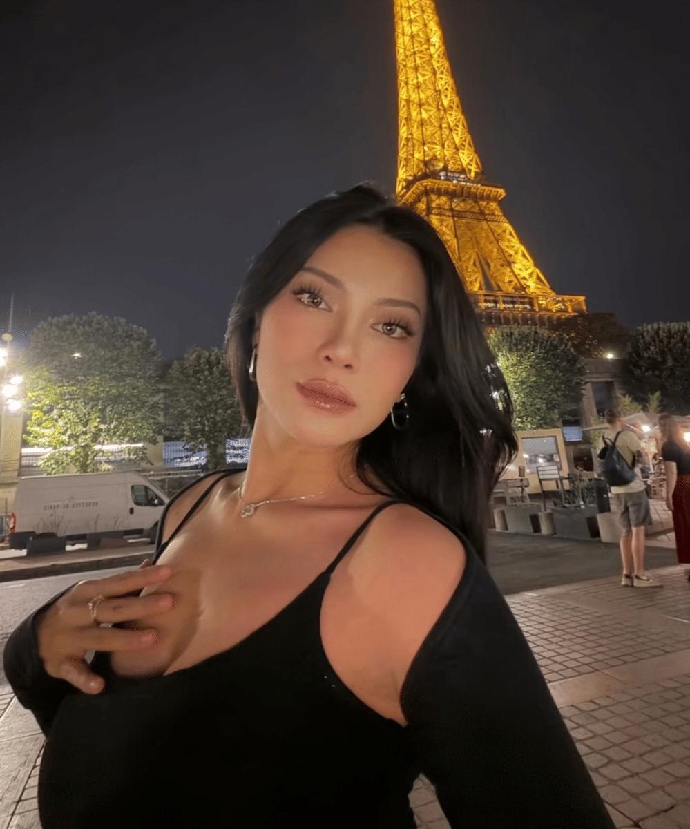 Penampilan Hanum Mega dan Sahabat saat Liburan di Paris (7)
