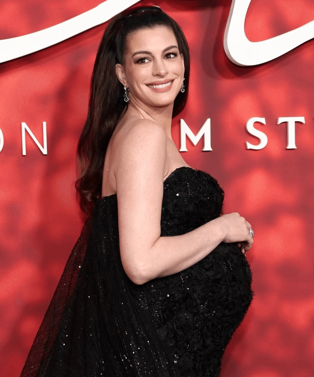 Adu Gaya Anne Hathaway dan Dakota Johnson (3)