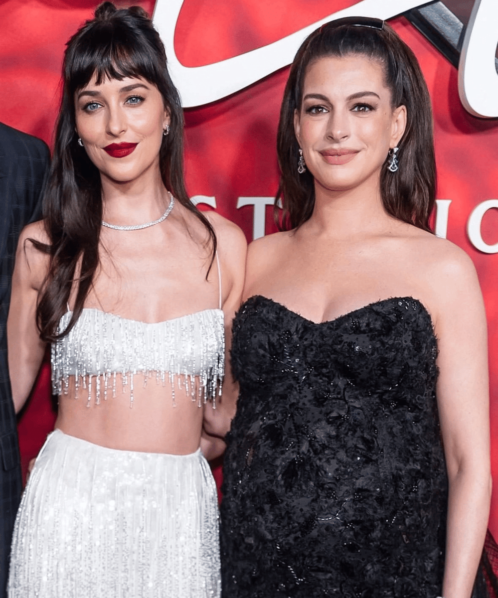 Adu Gaya Anne Hathaway dan Dakota Johnson (6)