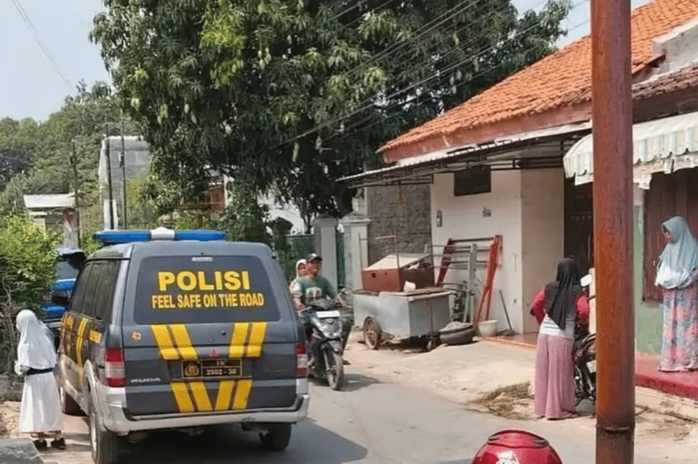 Mobil polisi di area rumah MHAQ