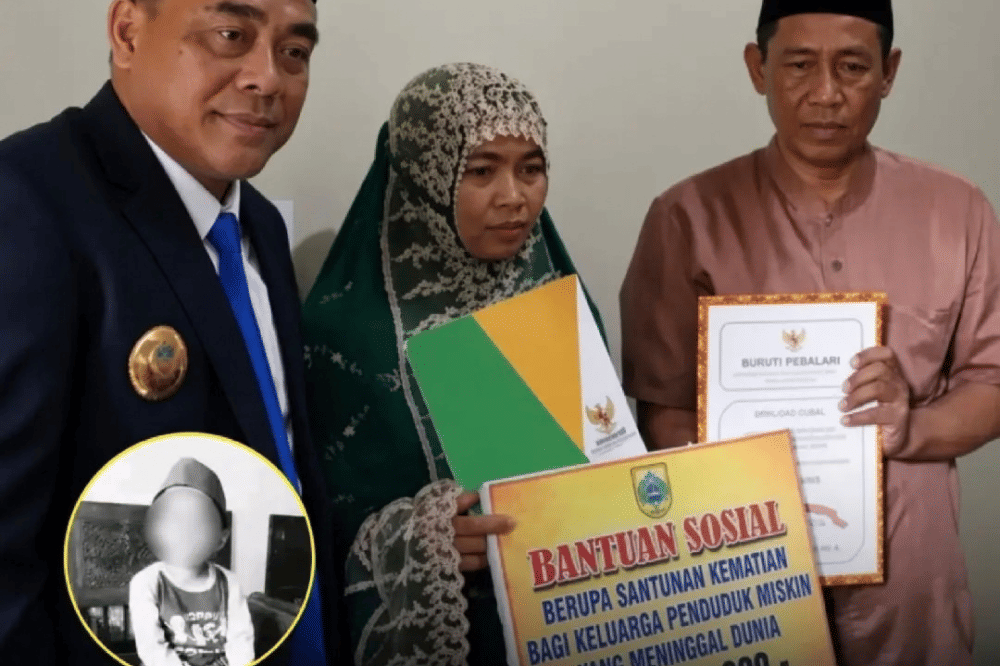 Orangtua MHAQ menerima bantuan dari Plt. Bupati Pemalang