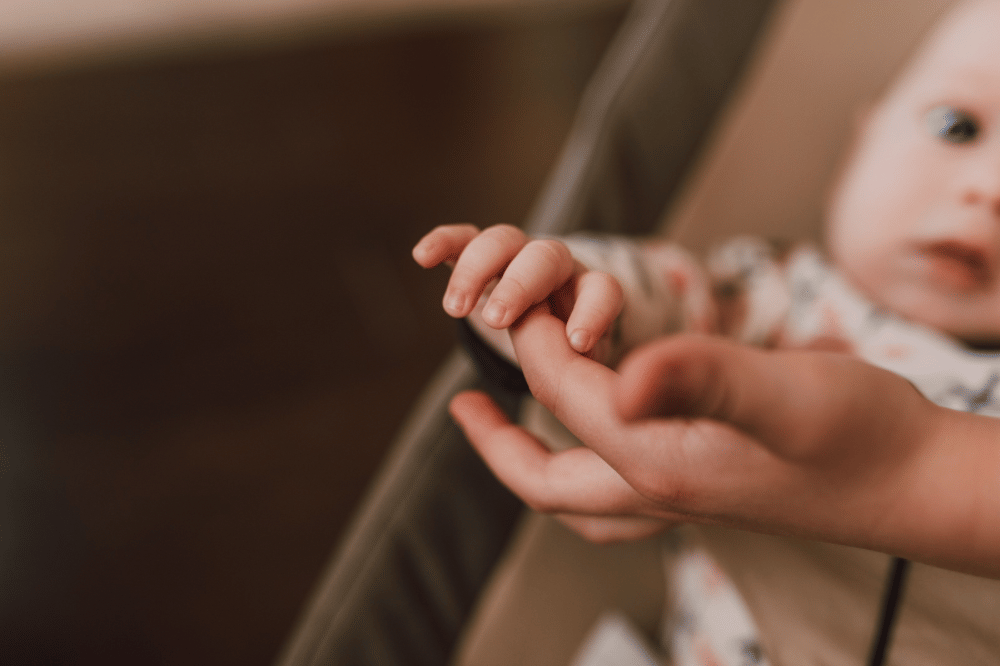 Jangan pernah meninggalkan bayi sendirian di dalam mobil
