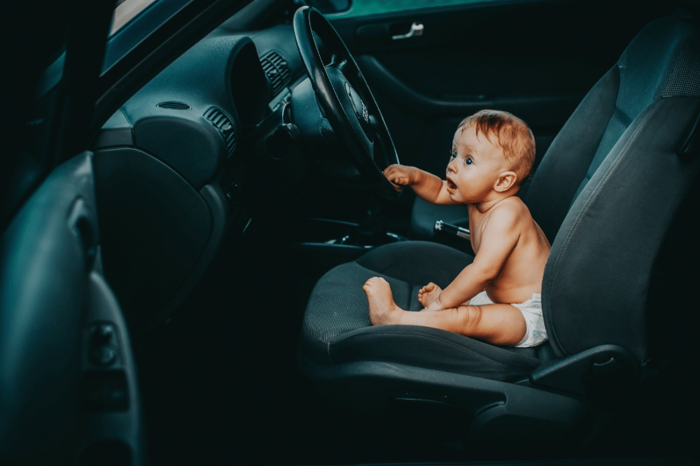 Usia Berapa Bayi Boleh Diajak Naik Mobil? Simak Penjelasannya!
