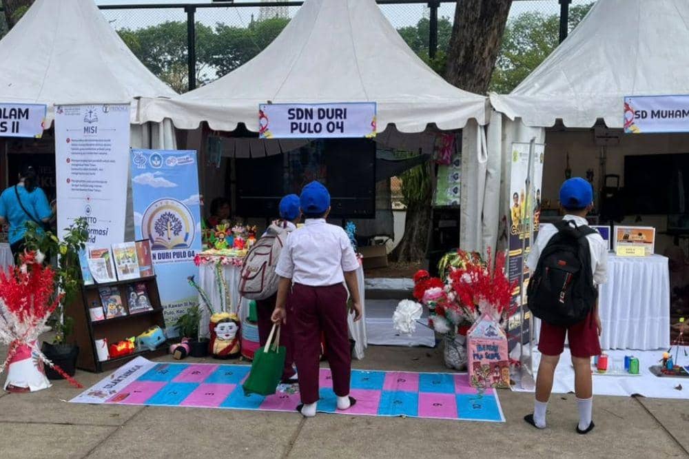Anak diajak membuat karya untuk membantu teman sebaya di Sumatra