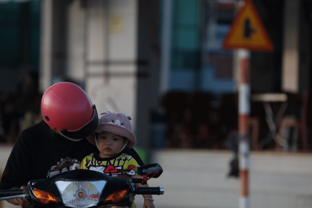Usia Berapa Bayi Boleh Naik Motor? Mama Harus Tahu!