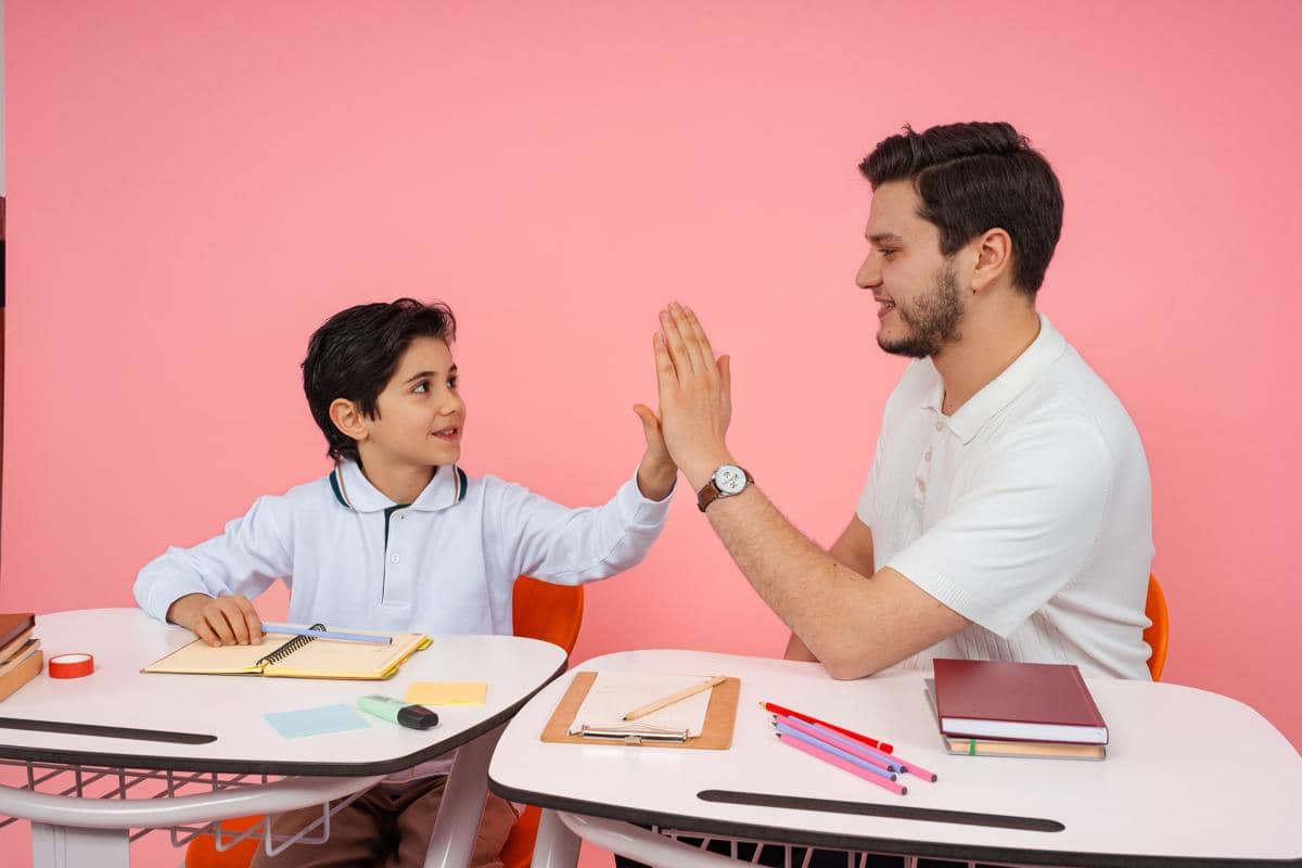 Mengajarkan anak untuk berani meminta bantuan guru