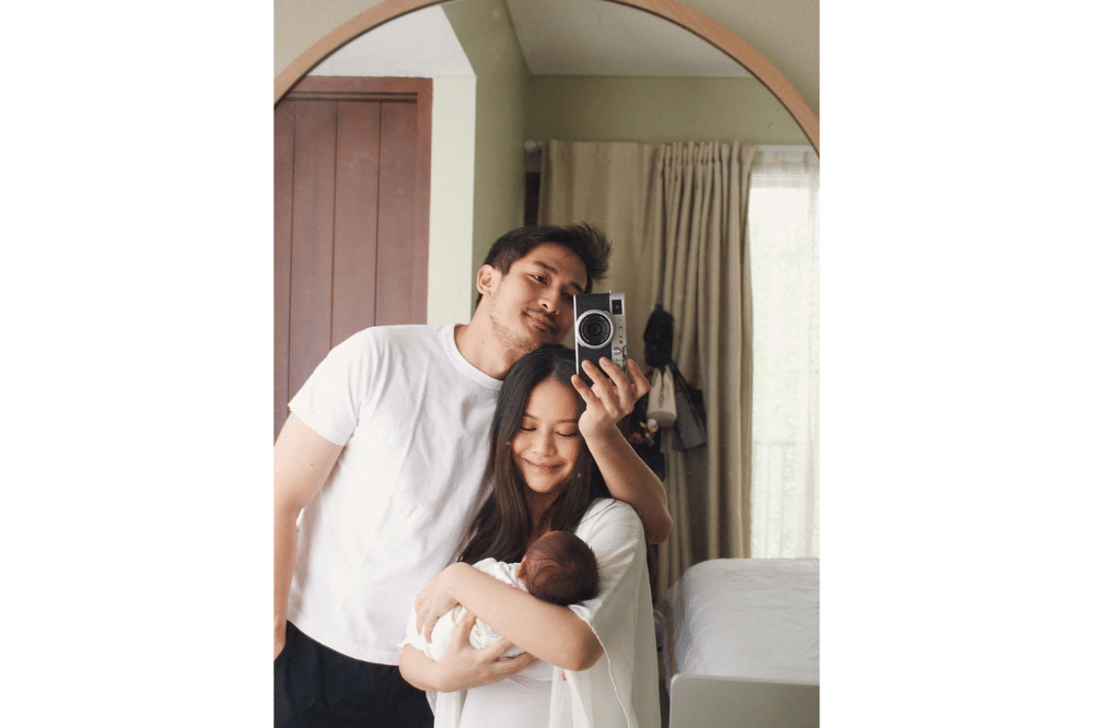 Foto kompak Hanggini dan Luthfi Aulia mengasuh anak