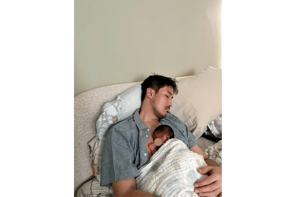 Foto kompak Hanggini dan Luthfi Aulia mengasuh anak