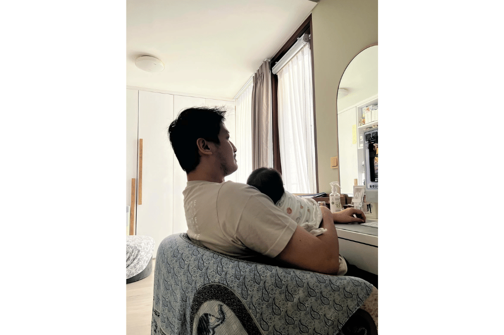 Foto kompak Hanggini dan Luthfi Aulia mengasuh anak
