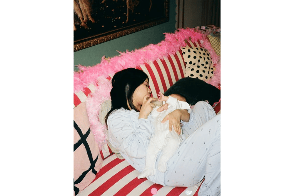 Foto kompak Hanggini dan Luthfi Aulia mengasuh anak