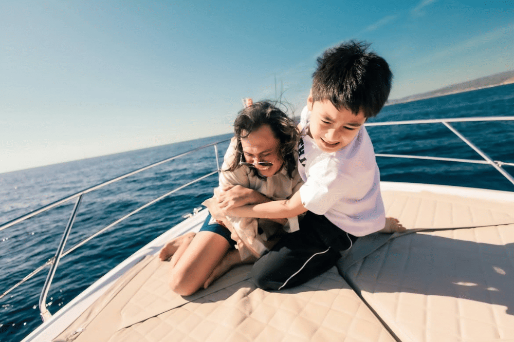 Rafathar dan Keanu terlihat seru bercanda bersama