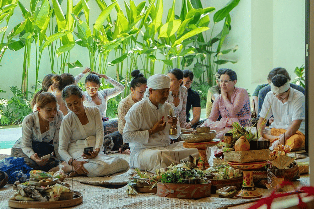 Luna Maya dan Maxime Bouttier menggelar upacara Melaspas