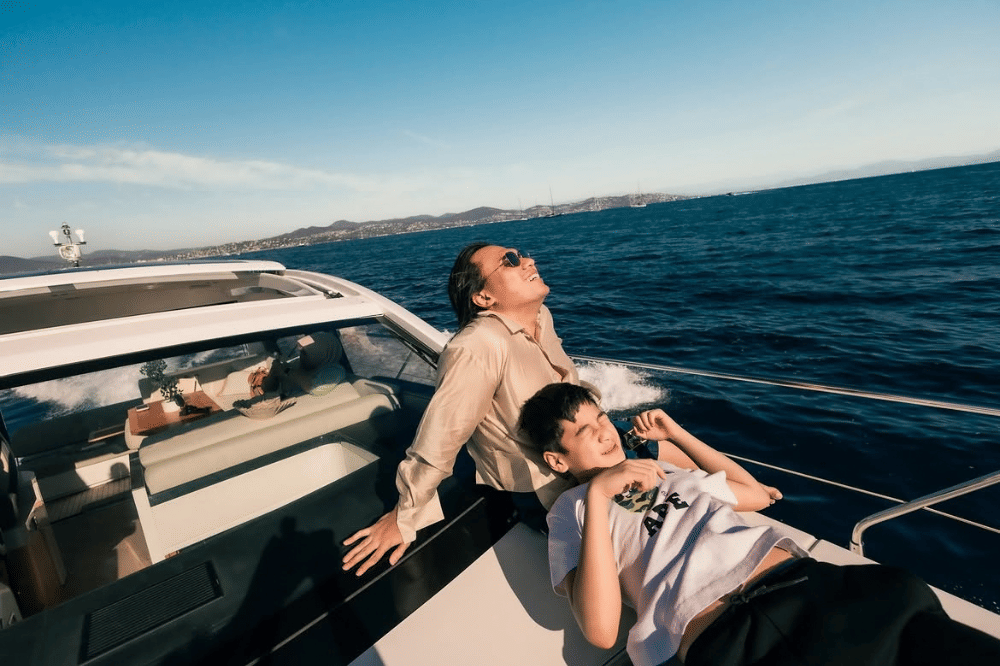 Rafathar dan Keanu menikmati suasana laut dari atas kapal