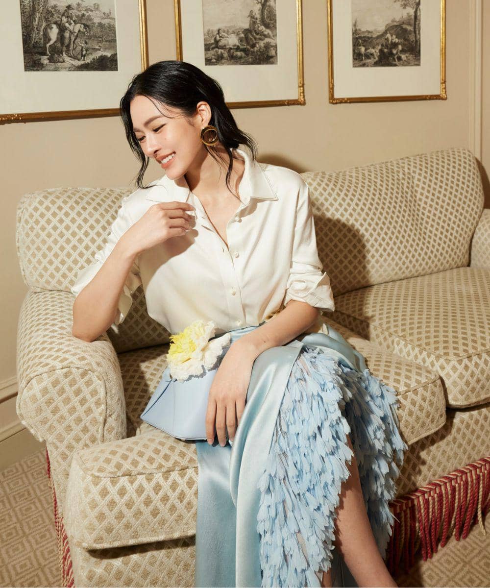 LingLing Kwong, satin skirt biru dengan detail feather