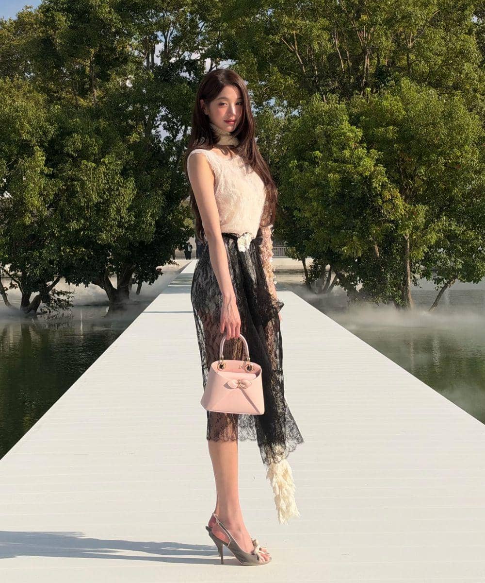 Wonyoung IVE, lace hitam dan pink untuk kesan romantis