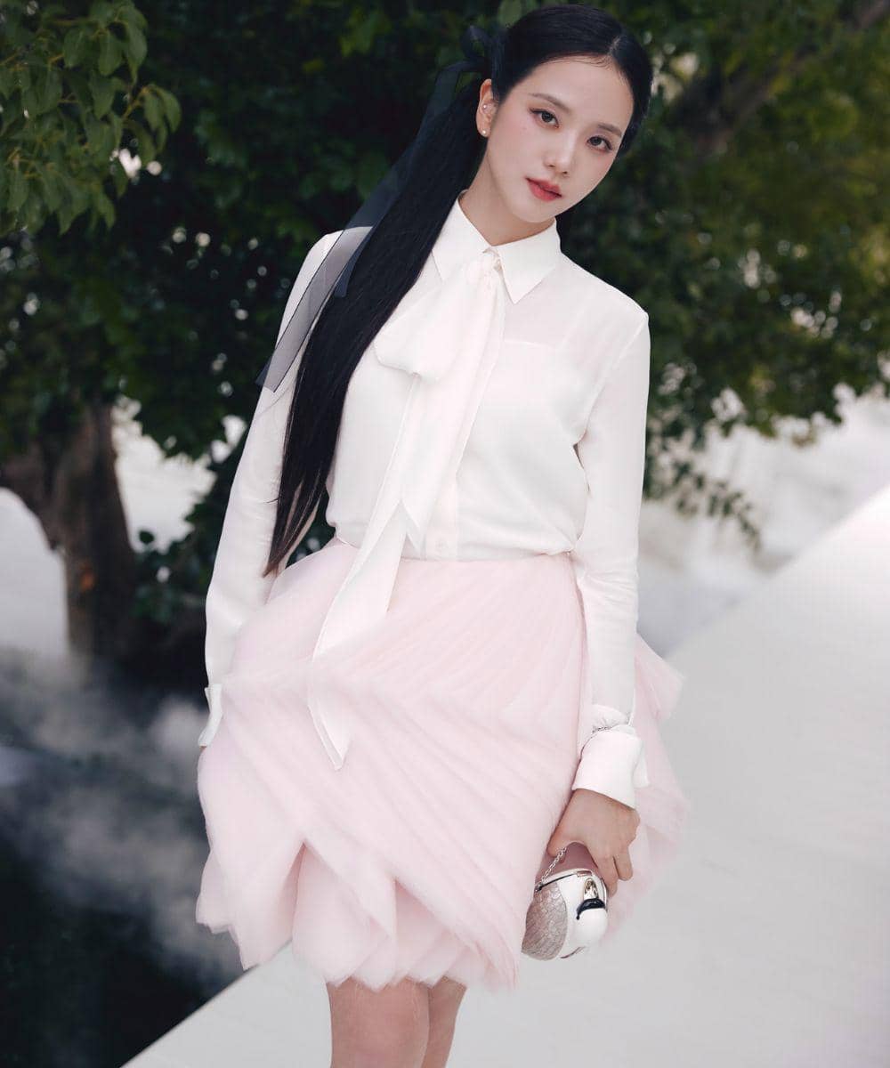 Jisoo BLACKPINK, preppy look dengan rok tulle pink
