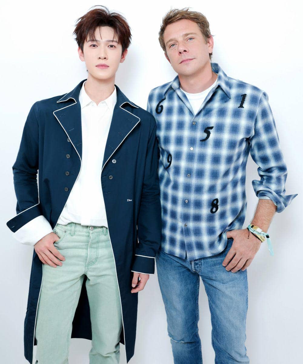 Li Yunrui, coat navy dengan sentuhan preppy