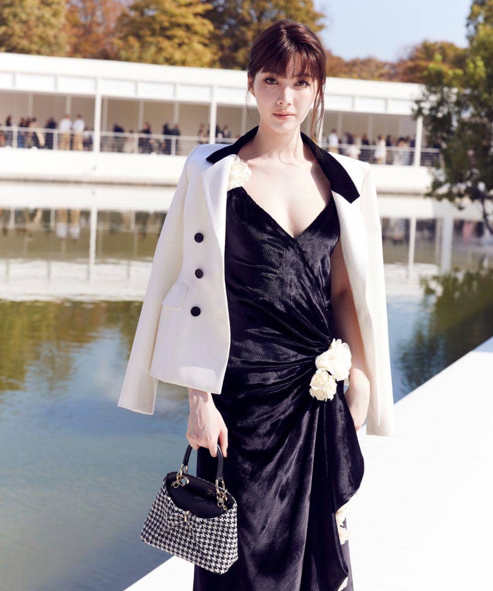 Orm Kornnaphat, black dress dan white blazer yang timeless