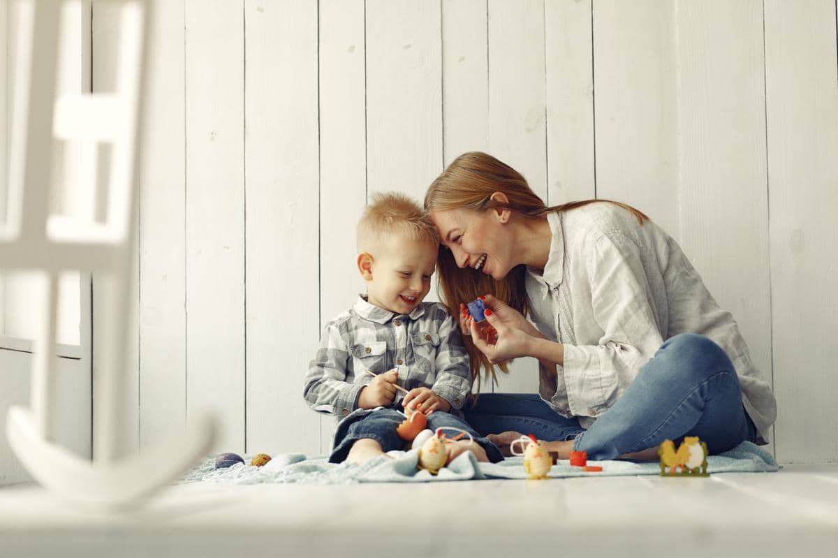 Cara mendidik anak usia 2 tahun disiplin dengan Mama mengajak anak sambil bermain