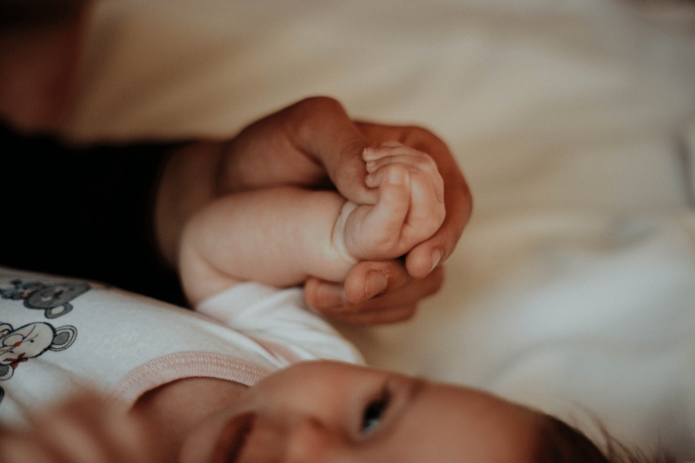 Hindari memberikan obat agar bayi mengantuk
