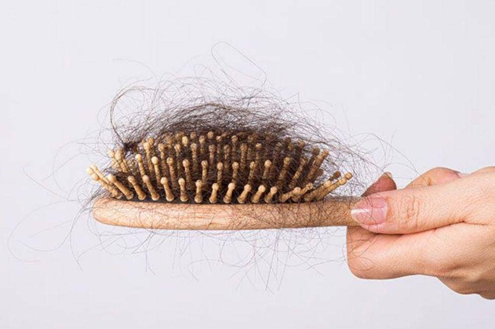 Helai Rambut Rontok Kenapa Rambut Bisa Rontok Parah saat Hamil? Ini Penyebabnya | Popmama.com