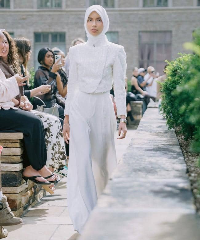 Mengenakan celana kulot putih berpotongan high-waist