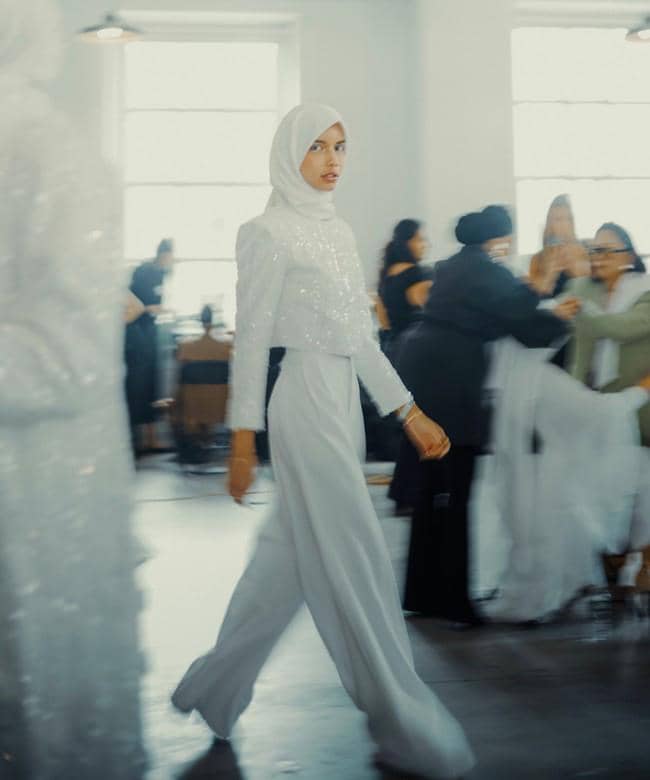 Busana serba putih membuat penampilannya semakin elegan
