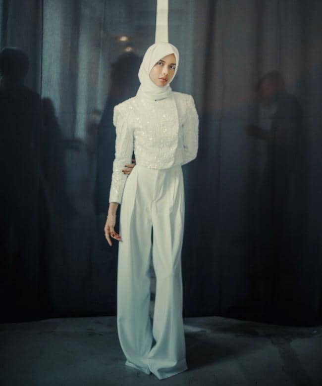 Gaya hijab simpel memperkuat kesan modern