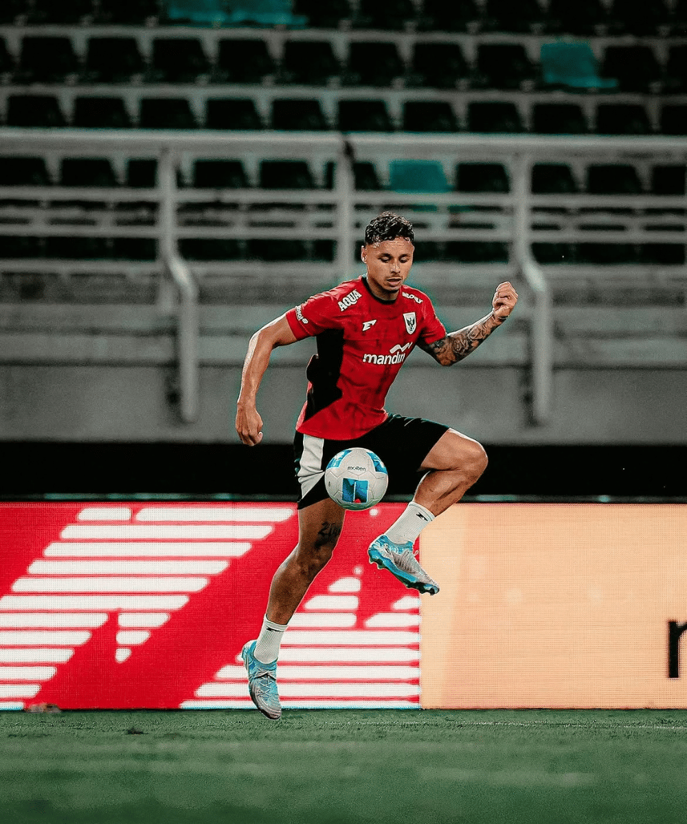 Kakaknya juga seorang pesepak bola