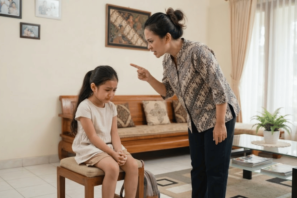 Anak dimarahi oleh mamanya