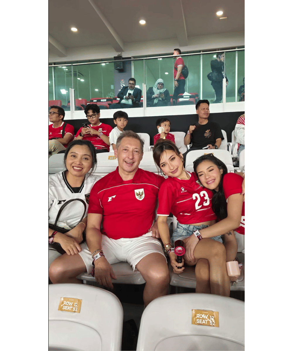 Sayang Suami, Ini Bukti Jennifer Coppen Dukung Justin Lawan Thailand