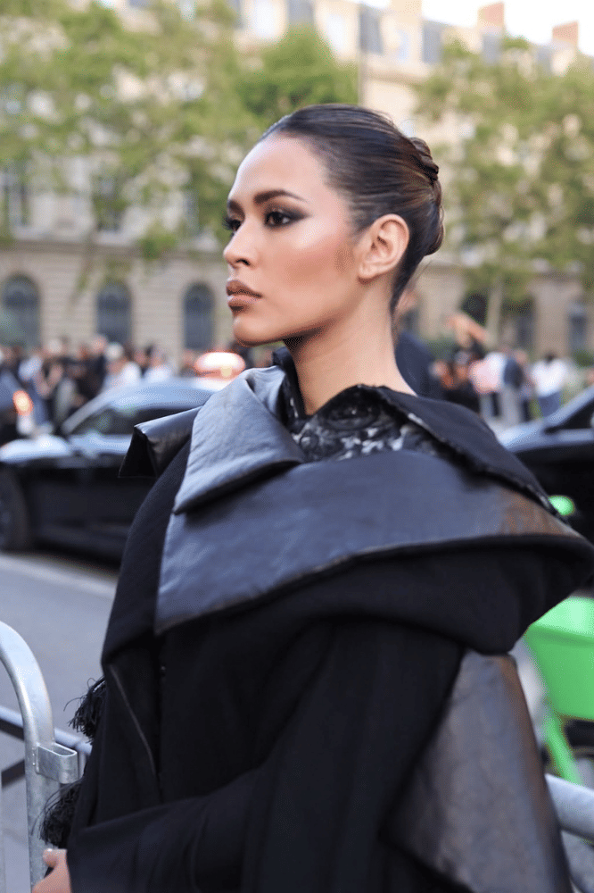 Rambut Sleek dan Riasan Bernuansa Gelap
