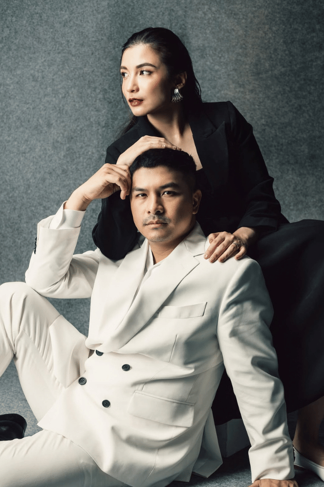 Glenn Alinskie Tampil Formal dengan Setelan Putih 