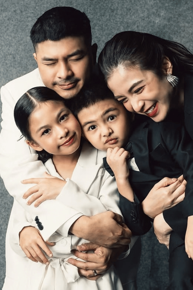 Foto Keluarga yang Elegan dan Hangat