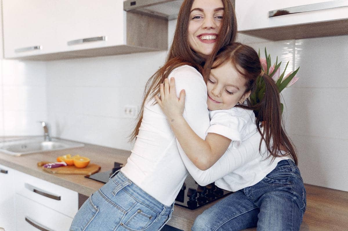 Mama memeluk erat anak perempuannya