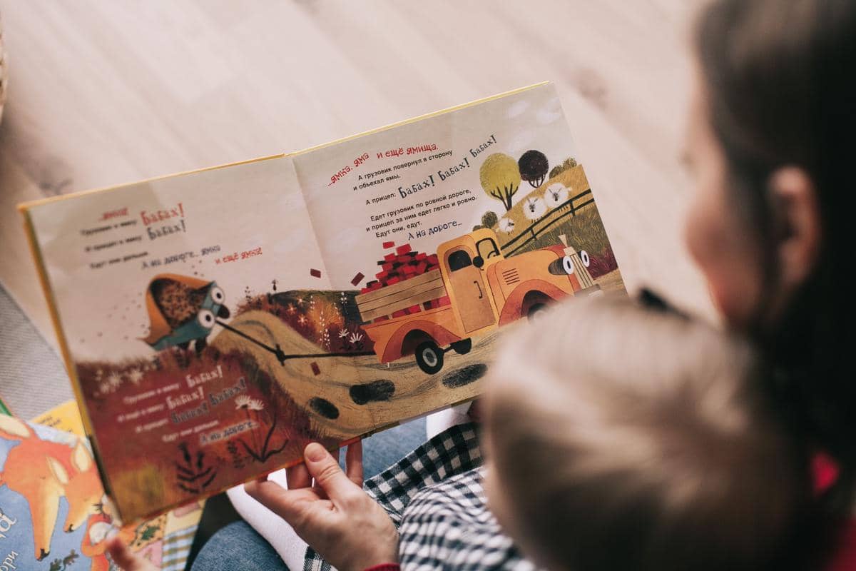 Cara melatih komunikasi anak 5 tahun ketika membaca buku bersama
