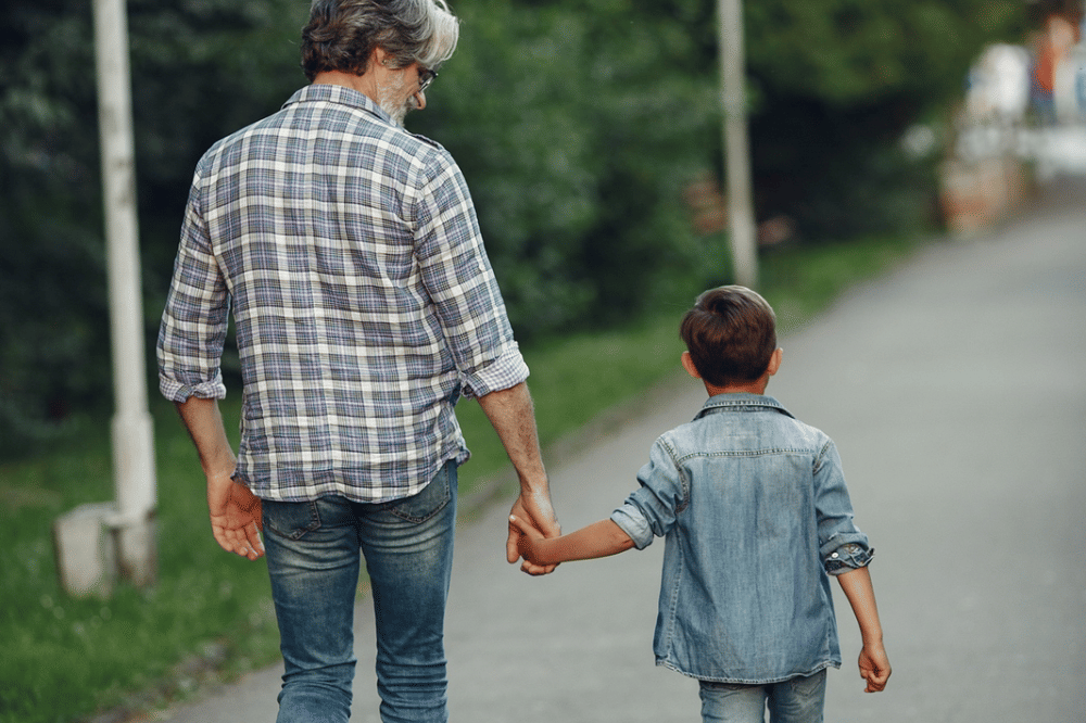 Anak dan papa berjalan kaki