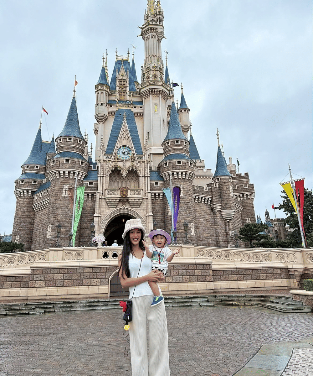 Andrew digendong Erika Carlina di depan istana