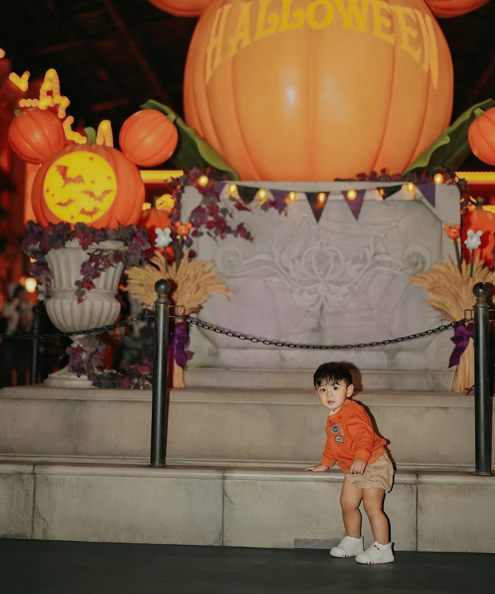 Andrew berpose di tengah dekorasi Halloween